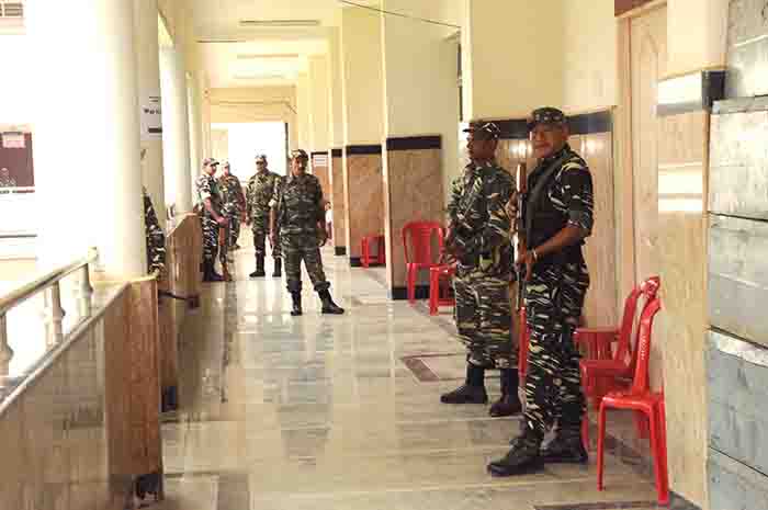 ಹಾಸನ: ಮತ ಎಣಿಕೆ ಕೇಂದ್ರಗಳು ಸಜ್ಜು; ಜಿಲ್ಲಾಧಿಕಾರಿಯಿಂದ ಪರಿಶೀಲನೆ